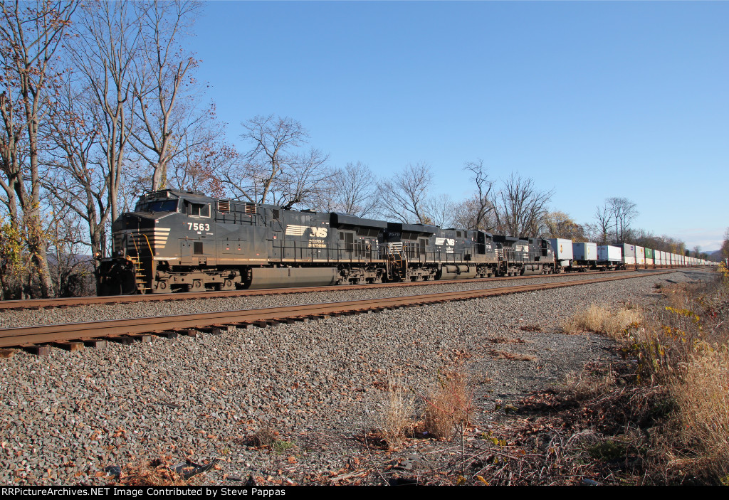 NS 7563 leads train 25P West